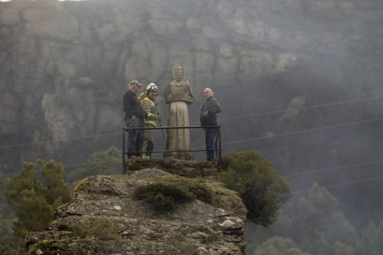 La Xunta espera que «a lo largo» de este jueves quede controlado el incendio de Baleira