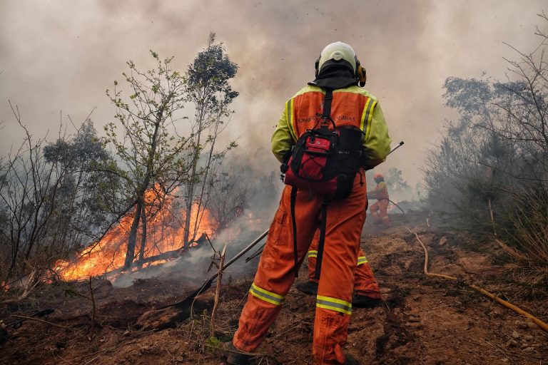 Galicia envía un operativo a Asturias para colaborar en las tareas contra los incendios forestales