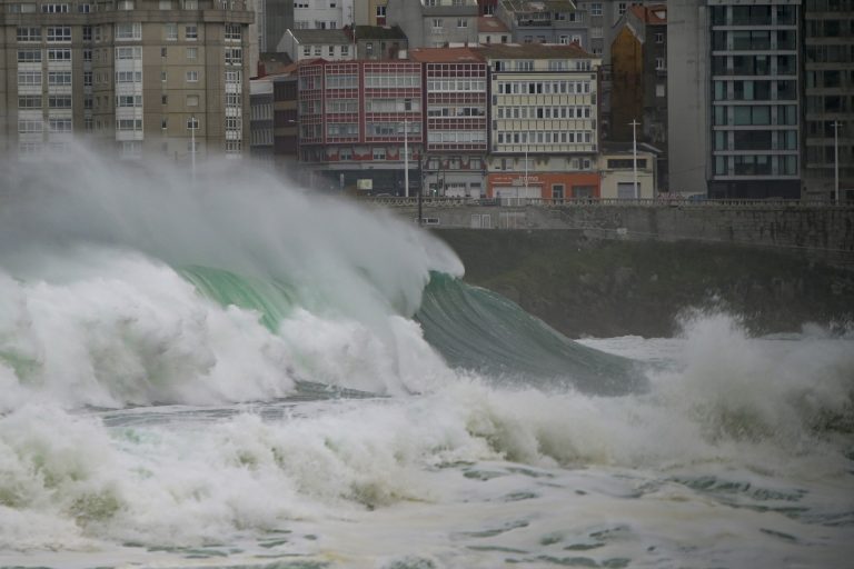 El temporal costero deja olas de casi 6 metros frente al litoral de A Coruña y de hasta 8 metros mar adentro