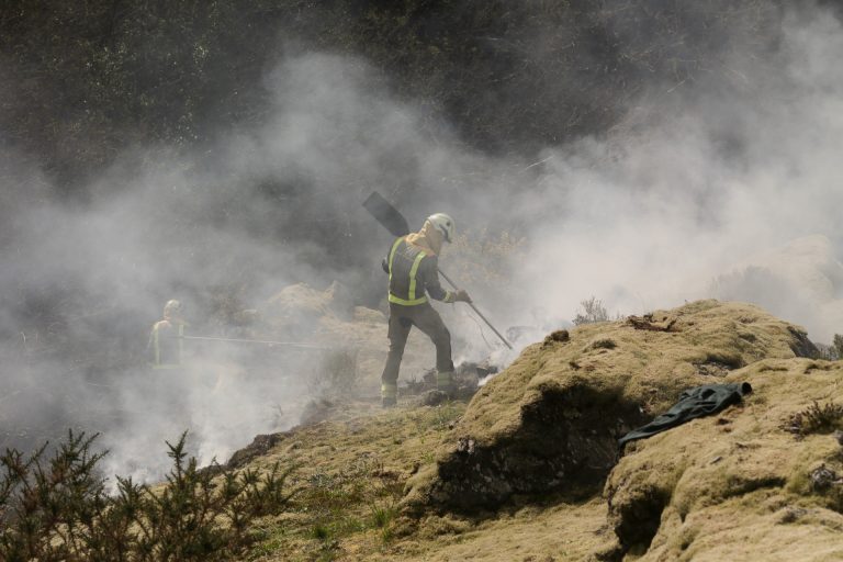 Rural.- Continúan controlados los incendios de Alfoz y Viveiro (Lugo), que suman 210 hectáreas calcinadas