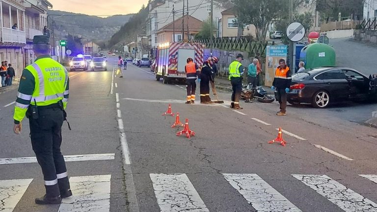 Herido muy grave un motorista tras una colisión con un turismo en Cenlle (Ourense)