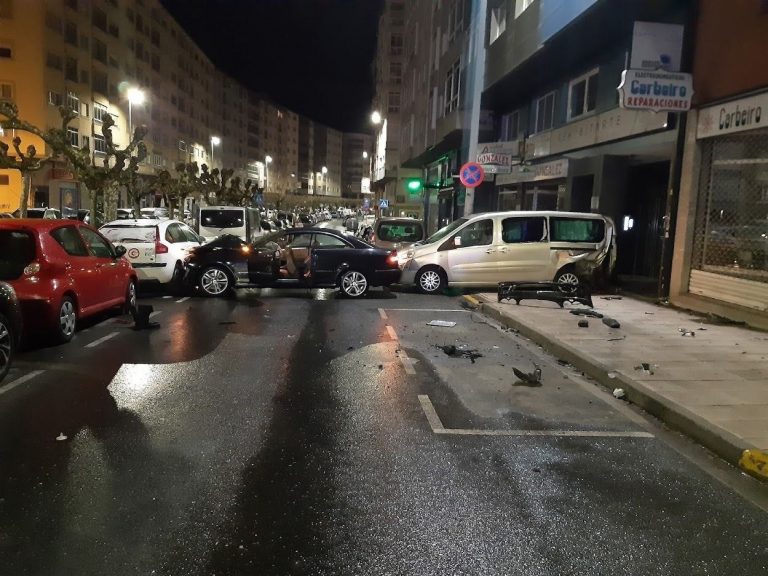 Un coche se sale de la vía en Lugo y colisiona contra otros dos vehículos y una farola, sin registrarse heridos
