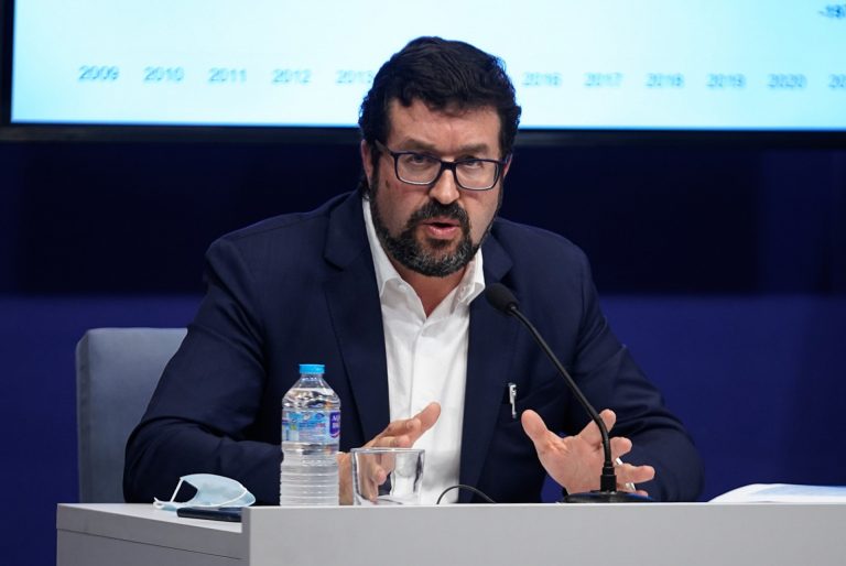 El nuevo permiso parental de ocho semanas para cuidar de un hijo será retribuido, según el secretario de Empleo
