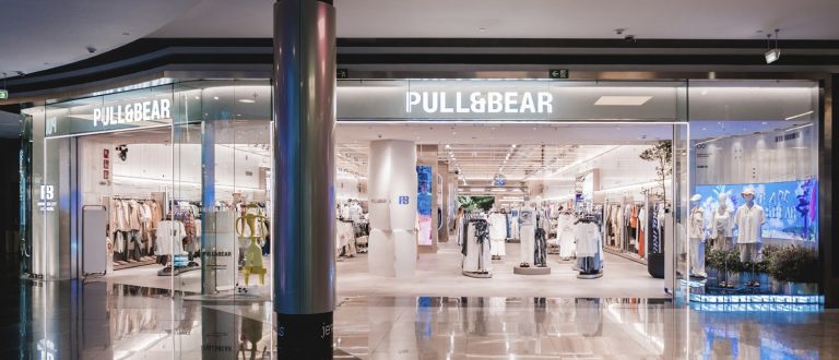 Pull&Bear renueva su tienda de Marineda City con su nueva imagen de marca llena de luminosidad y tecnología
