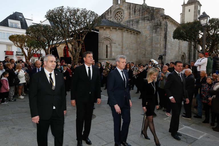 Alfonso Rueda y José Ramón Besteiro asisten a la Procesión del Santo Entierro de Viveiro