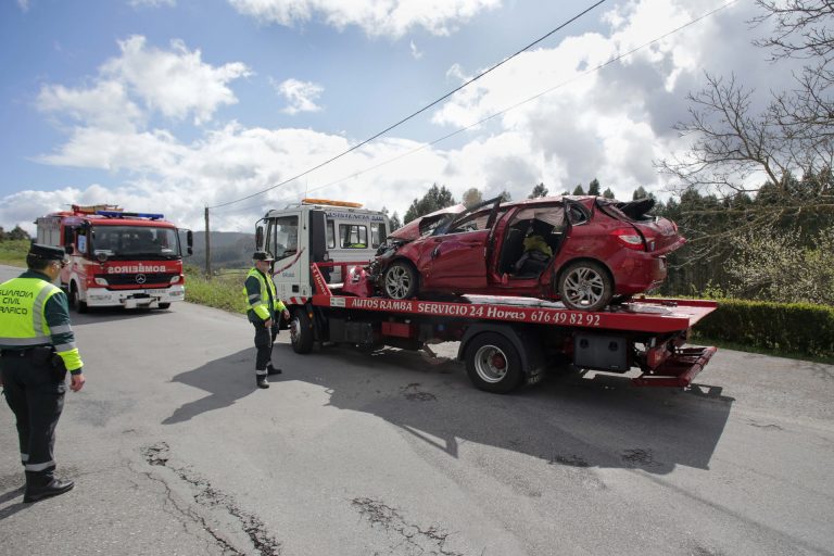 Acto de homenaje en el IES de Ribadeo donde cursaban víctimas del accidente de Xove, cuyo conductor sigue grave
