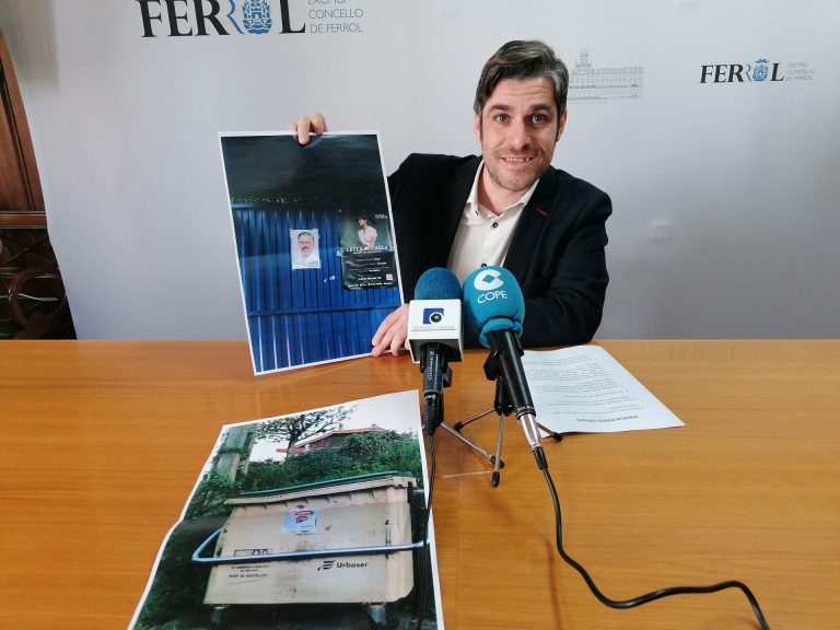 El PP de Ferrol acusa al alcalde de utilizar el mobiliario urbano para anunciar sus actos de precampaña