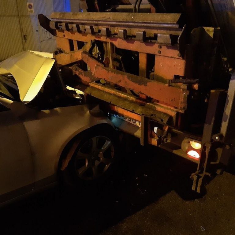 Un conductor que duplicaba la tasa de alcohol permitida se empotra contra un camión de la basura en Lugo