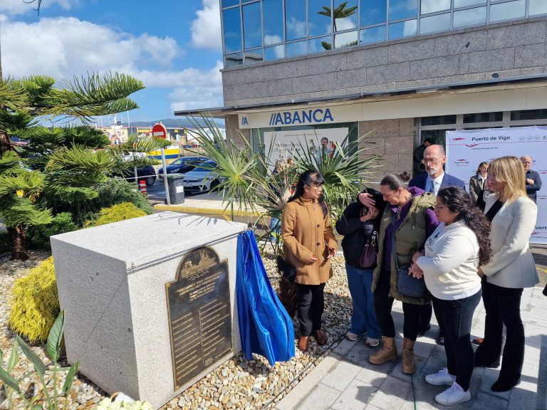 El Puerto de Vigo homenajea a las víctimas del Pitanxo con la instalación de una placa con los nombres de los fallecidos