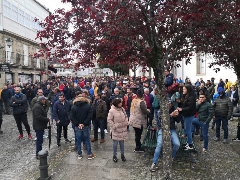 Pesca.- Bateeiros treparon la verja de San Caetano, lanzaron piedras e incendiaron contenedores, según el Gobierno