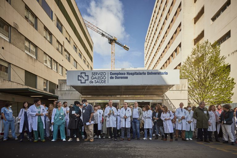 Decenas de médicos se concentran ante hospitales de Ourense y Santiago para llamar a Sanidade a «sentarse y hablar»
