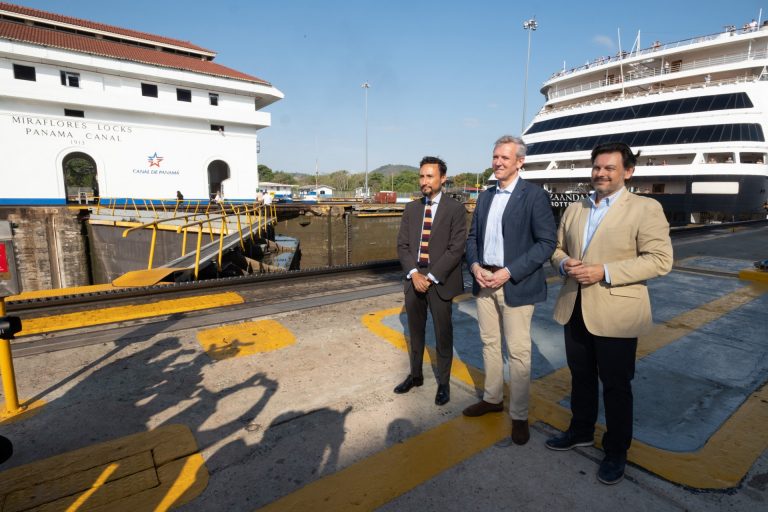 Rueda destaca la labor de los gallegos que ayudaron a construir el Canal de Panamá, «símbolo de un pueblo que edifica»