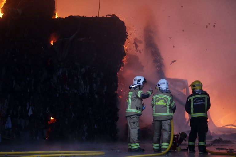 Siguen las labores para apagar el fuego que calcinó las instalaciones de Ambigal en Vilalba, controlado esta madrugada