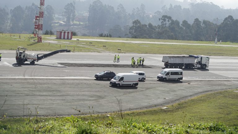 Aena licita por 263.000 euros el asfaltado de parte de la pista de Peinador y prevé repararla por completo en 2024