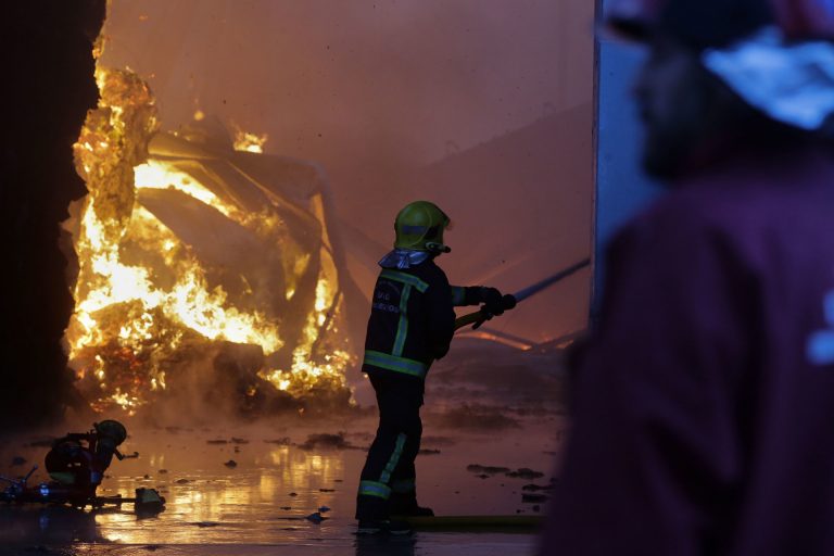 El fuego en la empresa de reciclaje en Vilalba deja «cuantiosos» daños materiales a la espera de aclarar las causas