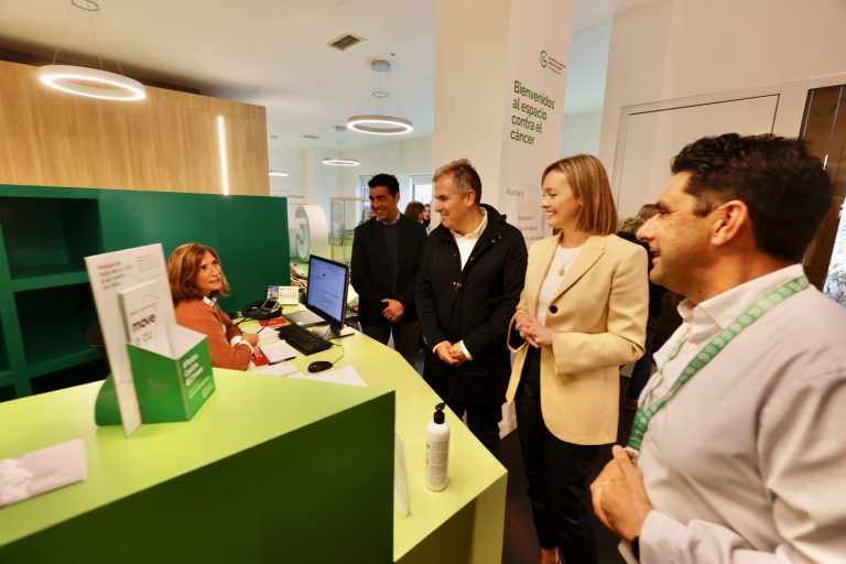 La Xunta destaca el apoyo de AECC a los pacientes de cáncer y sus familiares en su nueva sede en Pontevedra