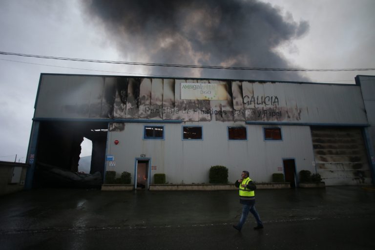 El incendio de la nave de reciclaje de Vilalba se da por extinguido, pero habrá tareas de vigilancia