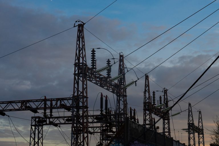 El precio de la luz se desploma este sábado un 53% y marcará alguna hora a cero euros