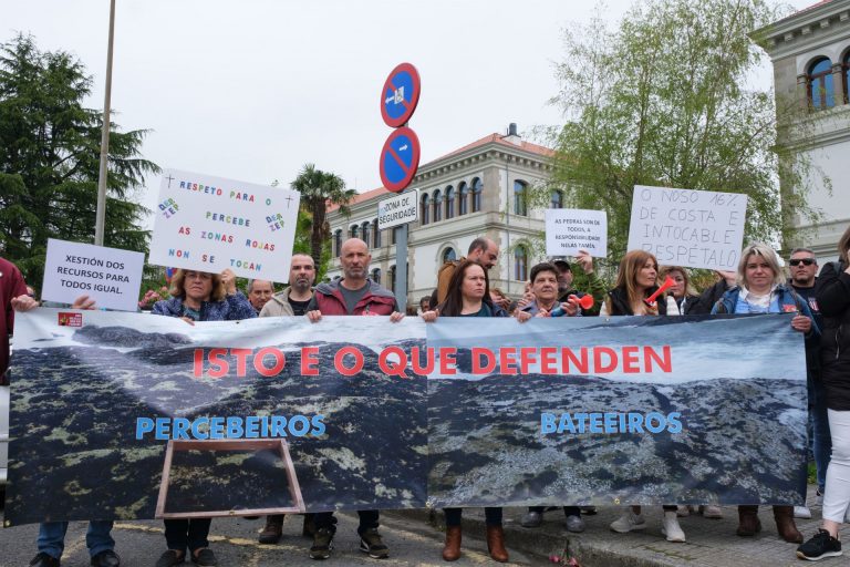Pesca.- AV.- ‘Percebeiros’ piden «respeto» a la Xunta y a los ‘bateeiros’: «En un monte quemado no hay biodiversidad»
