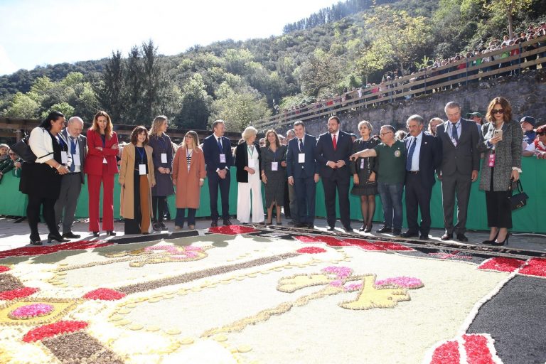 Cerca de 3.000 personas asisten a la apertura de la Puerta del Perdón, que inaugura el Año Jubilar Lebaniego