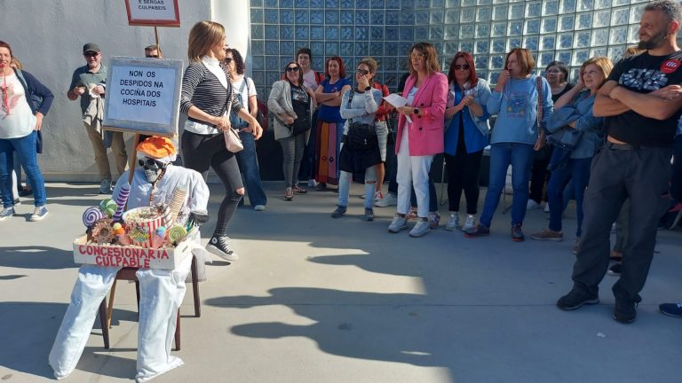 Trabajadores de la cocina de hospitales vigueses protestan ante la posibilidad de despidos