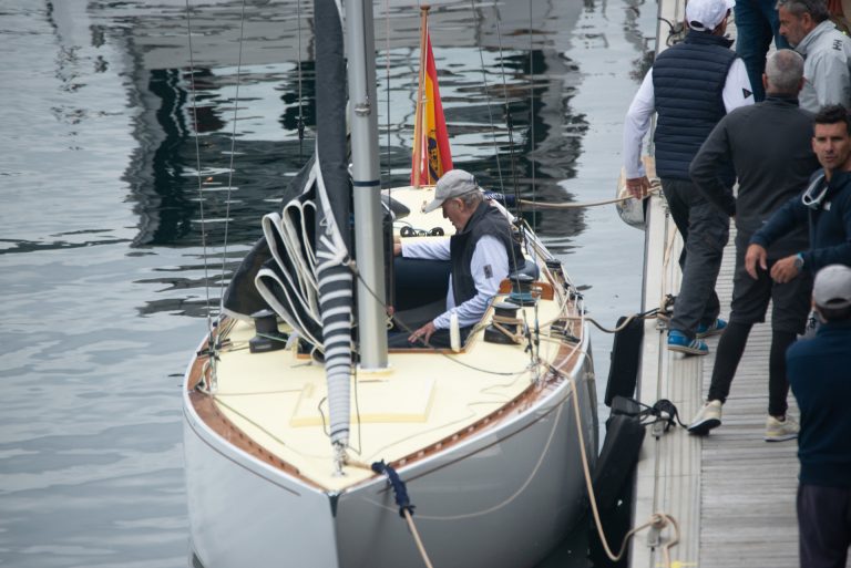 Juan Carlos I atraca en el puerto deportivo de Sanxenxo tras más de dos horas de vela a bordo del Bribón