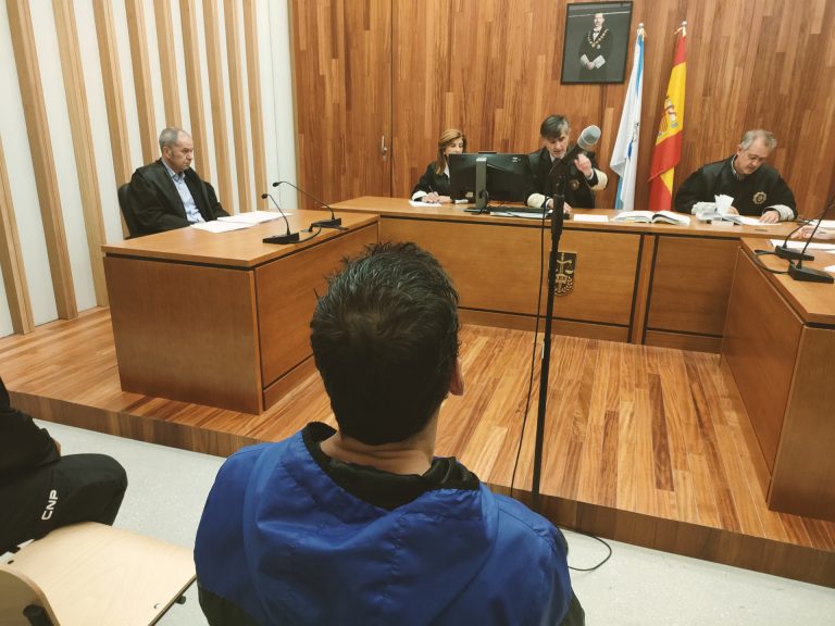 El acusado de quemar la pierna a un usuario del albergue de Vigo niega los hechos y la víctima no aparece en el juicio