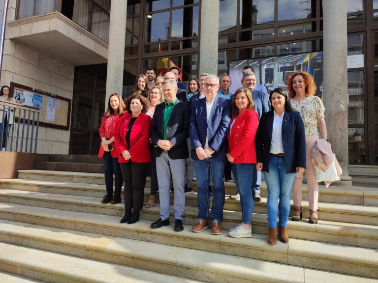 Miñones reivindica la labor de los municipios en su primera visita a Ames (A Coruña) como ministro de Sanidad
