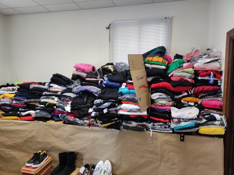Investigan a una vecina de Neda (A Coruña) por vender ropa falsificada tras incautar casi 1.800 prendas