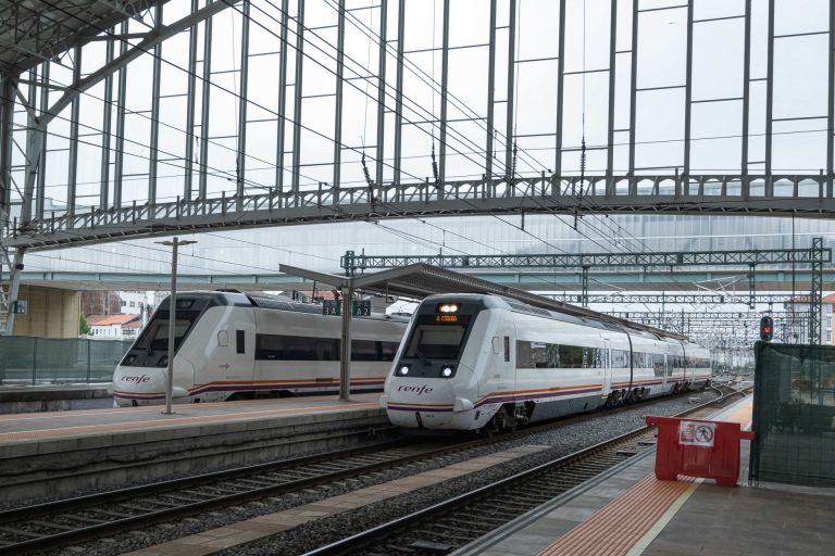Renfe traslada por carretera a los afectados por las obras en la línea Santiago-Ourense para poner en marcha el ERTMS