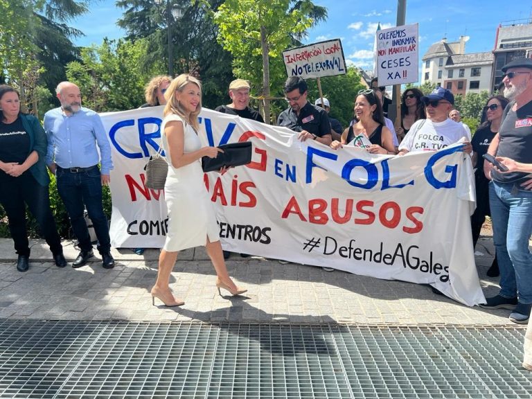 Otra jornada de huelga afecta a programas de la CRTVG y la protesta llega a delante del Senado con el foco en Feijóo