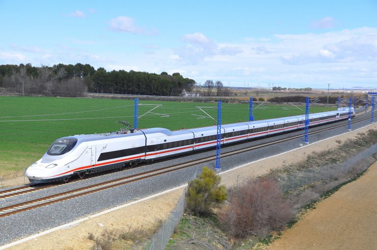 La Xunta demanda al Gobierno los trenes Avril para que el AVE llegue a las ciudades gallegas