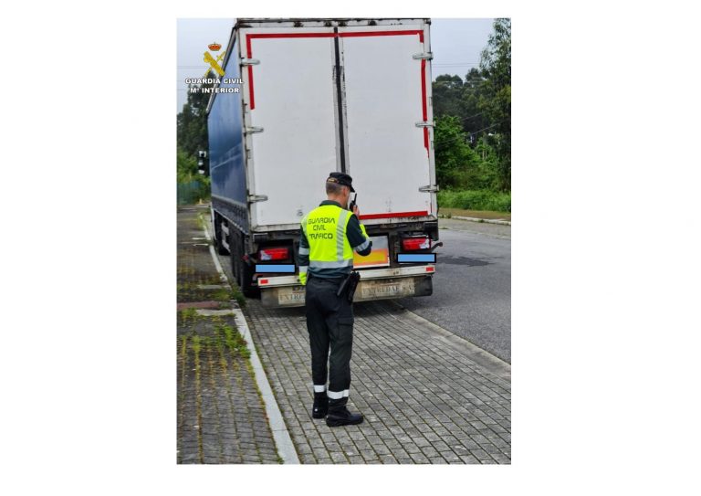 Denunciado un camionero en Meaño (Pontevedra) por circular con el carné retirado por pérdida total de puntos