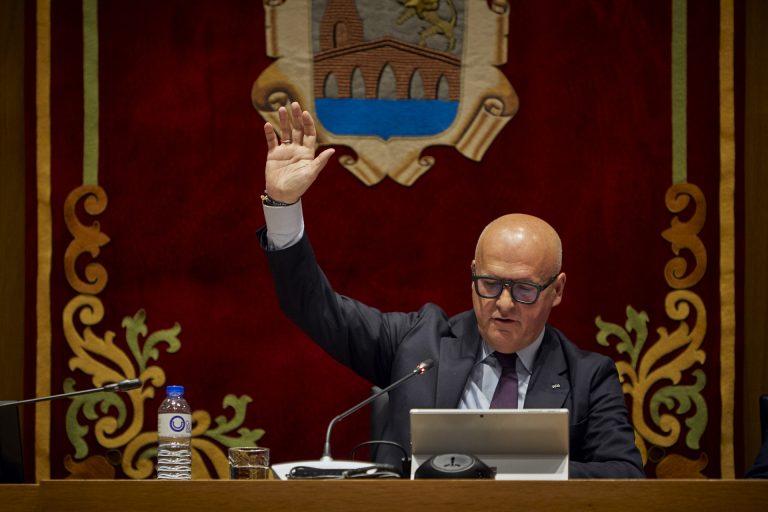 Baltar advierte que «no» dimitirá, reconoce otras dos multas y evita explicaciones sobre dónde durmió por ser «privado»