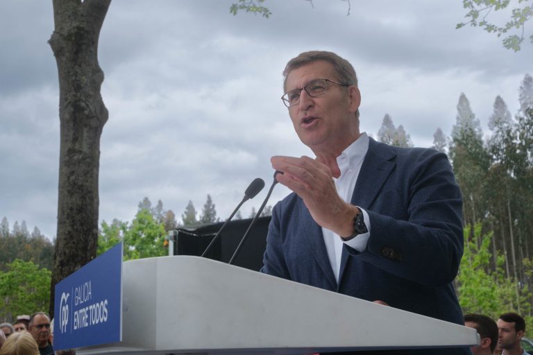 Feijóo bromea con «los medios aéreos y terrestres» de Sánchez en su visita a A Coruña: «Pensaba que era Springsteen»
