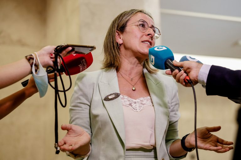 Ethel Vázquez insiste en que «la depuradora autorizada» de San Finx «cumple» con la legislación vigente