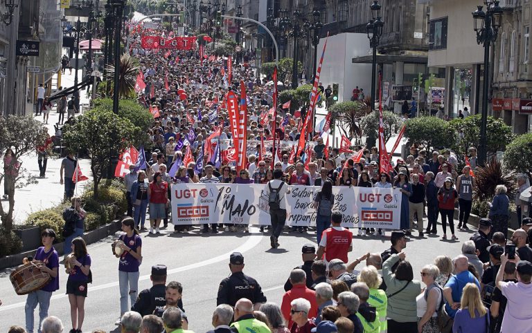 Miles de personas se manifiestan en Galicia en el Primero de Mayo con la reivindicación de subidas salariales