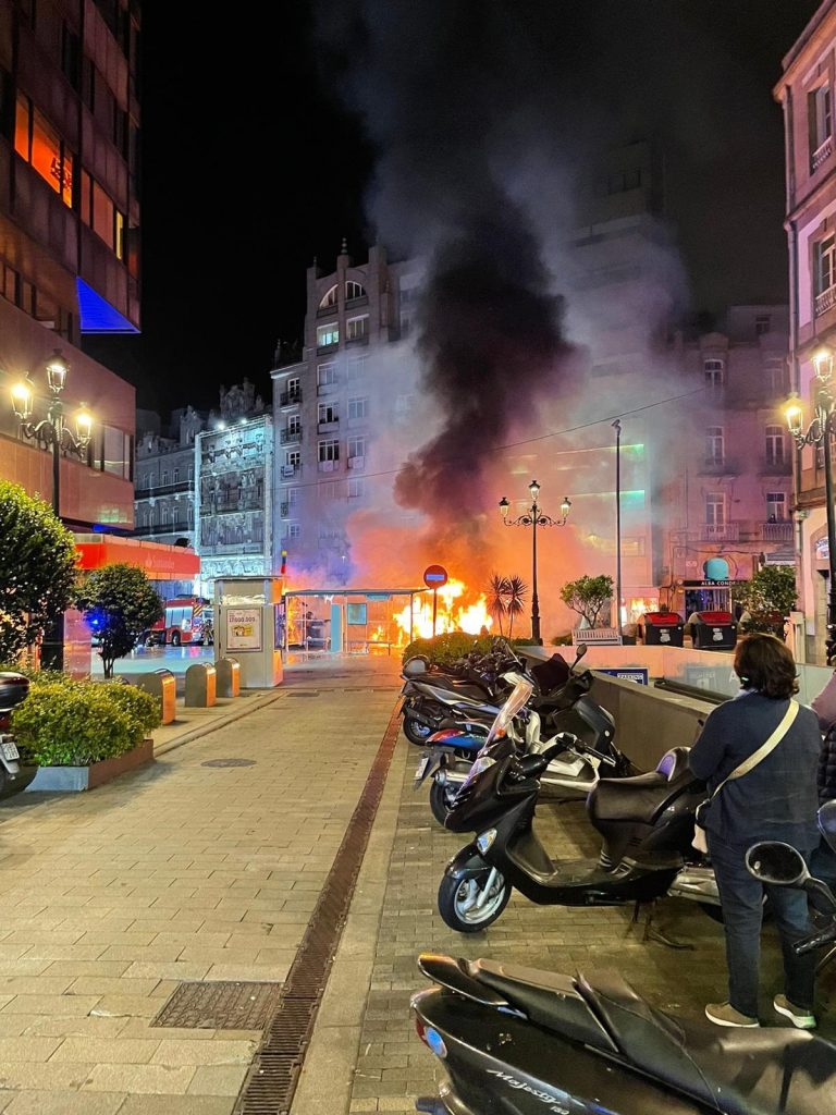 Policía busca pistas en los restos del bus incendiado en Vigo y en grabaciones de cámaras
