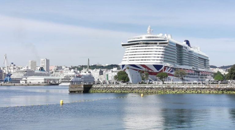 Turismo.- El puerto de A Coruña acoge una triple escala de cruceros
