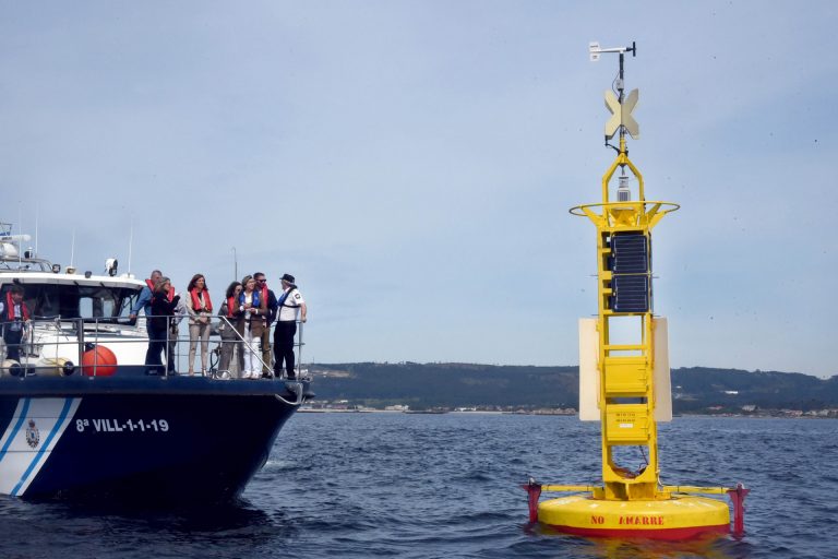 Pesca.- Reinstalan una boya en Ribeira del Observatorio Costeiro de Galicia para mejorar la gestión marina