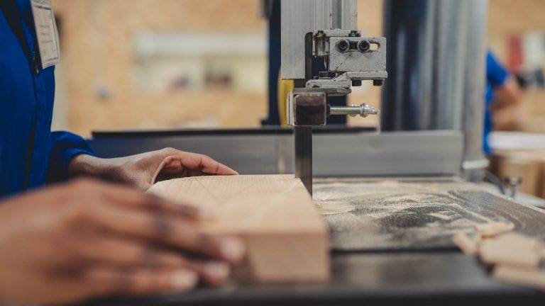 El PSdeG urge a Rueda medidas por la marcha de jóvenes, que la Xunta vincula con un mercado laboral «dinámico»