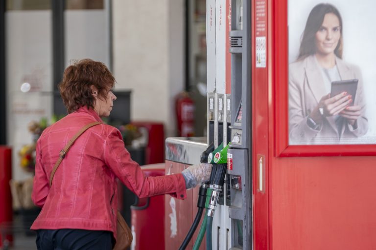 El precio del diésel prosigue su tendencia a la baja y marca esta semana otro mínimo del año