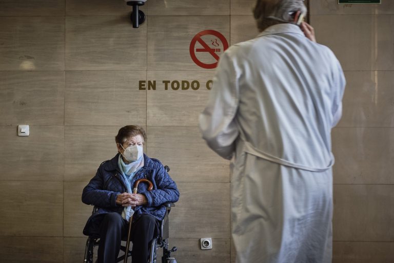 Sanidad desmiente que haya propuesto a los sindicatos aumentar la obligatoriedad de guardias hasta los 60 años