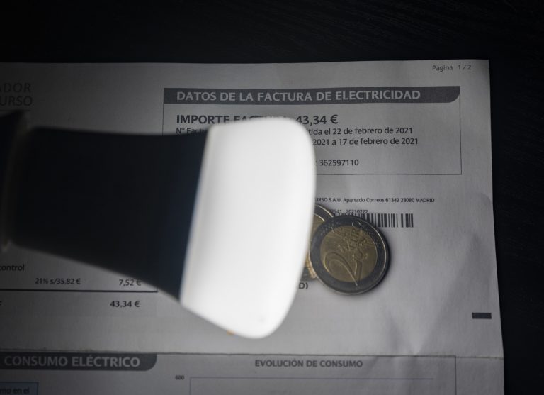 El precio de la luz baja este domingo un 30,5%, hasta los 63,54 euros/MWh