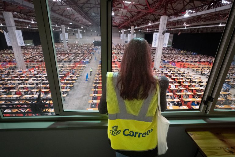 Más de 5.000 personas se examinan en Silleda para acceder a 7.757 puestos fijos de Correos en toda España