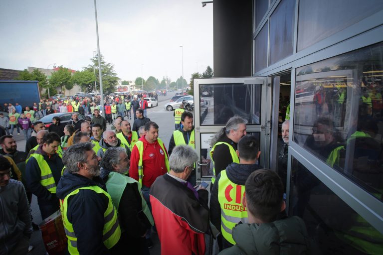 Los trabajadores del metal de Lugo secundan la huelga «al 90%» y un piquete informativo «masivo» en el Polígono do Ceao