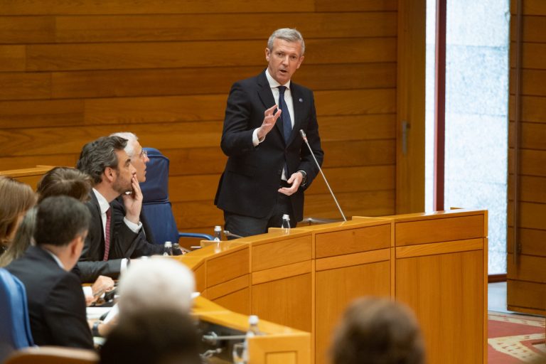 Pleno.-BNG y PSOE tiran de Jácome y Baltar para acorralar por «silencio cómplice» a Rueda, que rechaza ejercer de «juez»