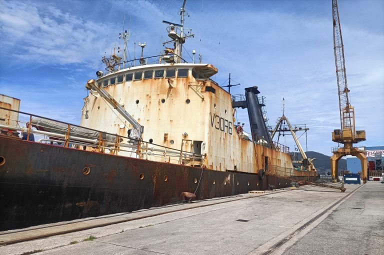 Pesca.- Capitanía inmoviliza el pesquero de Belice atracado en Chapela tras encontrar «daños estructurales»