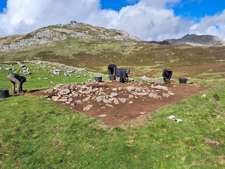 Investigadores de Santiago realizan excavaciones arqueológicas en enclaves pastoriles de las Fuentes del Sil, en León