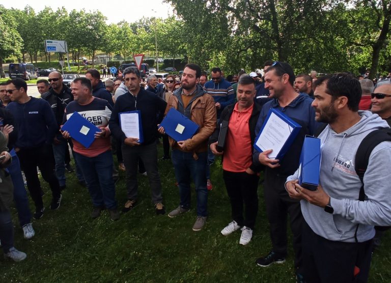 Pesca.- ‘Bateeiros’ entregan casi 15.000 firmas para reclamar a la Xunta «recuperar la gestión de la mejilla»